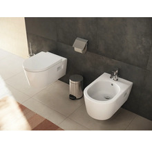 Badezimmer mit wandhängendem WC, Bidet, Toilettenbürste, Papierhalter und Abfalleimer
