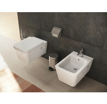 Wandhängendes WC und Bidet in einem Badezimmer mit Toilettenpapierhalter und Mülleimer