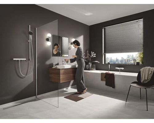 Badezimmer mit Dusche, Waschbecken, Spiegel und Badewanne in modernem Design