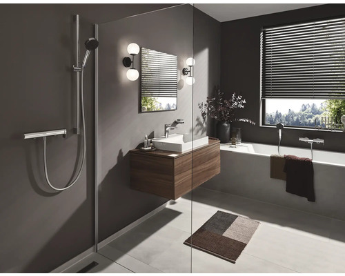 Modernes Badezimmer mit Duschbereich, Waschtisch, Badewanne und Fenster mit Jalousien.