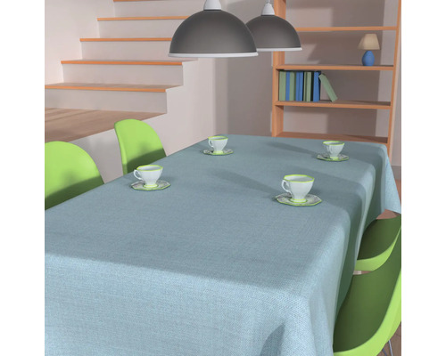 Esstisch mit Tischdecke, Stühlen und Teetassen in einem hellen Raum
