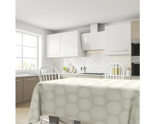 Küchenszene mit Tischdecke mit Kreismuster auf Tisch