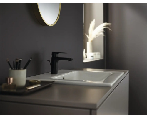 Waschtisch mit Armatur und Spiegel im Badezimmer