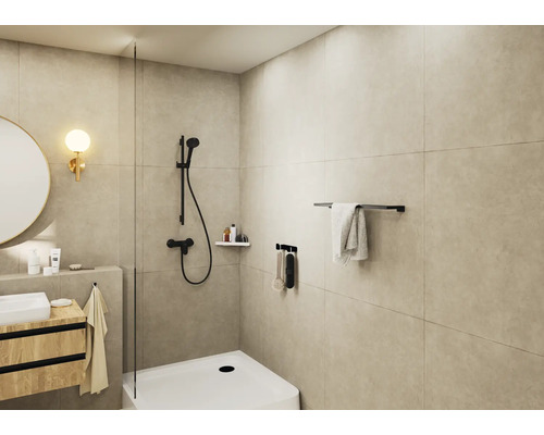 Modernes Badezimmer mit Dusche, Waschtisch und Beleuchtung