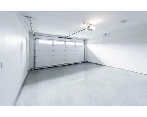 Helle Garage mit Sektionaltor und Garagentorantrieb