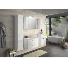 Modernes Badezimmer mit weißen Möbeln, Waschbecken, Spiegelschrank, Hochschrank und Badewanne.