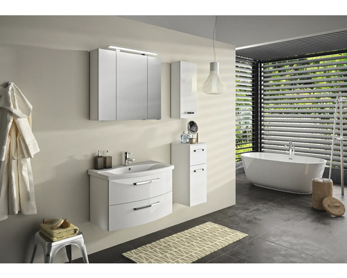 Helles Badezimmer mit Waschtisch, Spiegelschrank, Hochschrank und freistehender Badewanne
