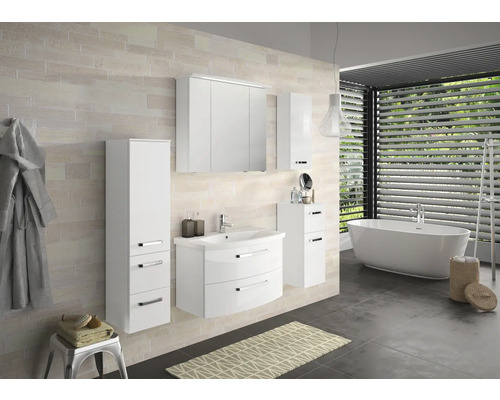 Badezimmer mit Waschtisch, Spiegelschrank, Hochschrank und Badewanne