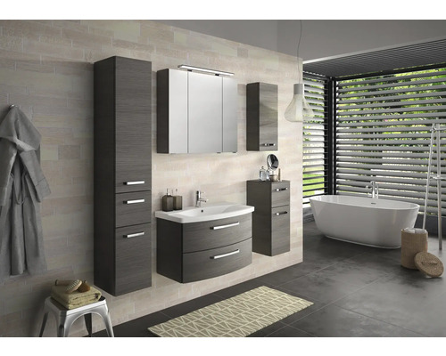 Helles Badezimmer mit Waschbeckenunterschrank, Spiegelschrank und Badewanne