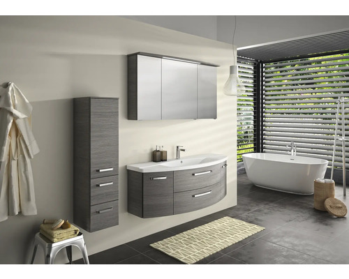 Modernes Badezimmer mit Waschtisch, Spiegelschrank und Hochschrank in Holzoptik