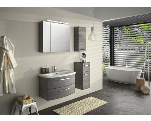 Modernes Badezimmer mit Waschtisch, Spiegelschrank und Badewanne unter einem Fenster mit Jalousien.