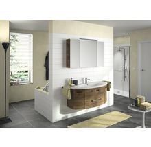 Modernes Badezimmer mit Waschtisch, Spiegelschrank, Badewanne und Dusche.