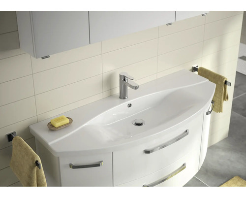 Badezimmer mit Waschbeckenunterschrank, Armatur und Handtuchhaltern