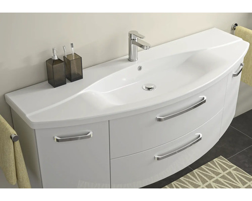 Waschtisch mit Unterschrank, Armatur und Ablagefläche im Badezimmer