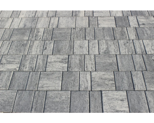 Rechteckige Pflastersteine aus Beton im Detail