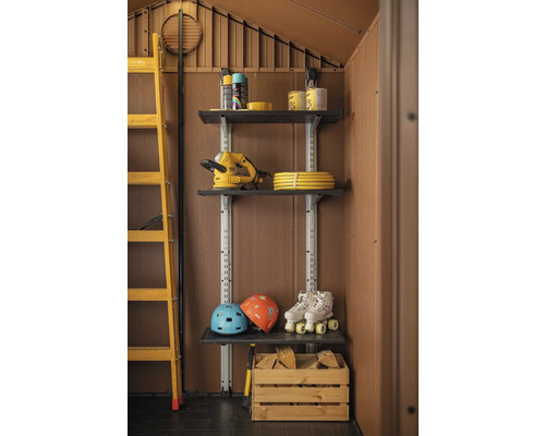 Regalsystem mit Werkzeugen, Helmen und Skate Rollschuhen in einem Gartenschuppen.