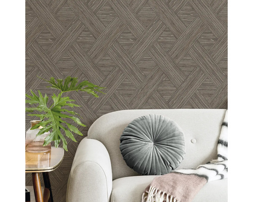 Wohnzimmer mit brauner, gemusterter Tapete und Couch