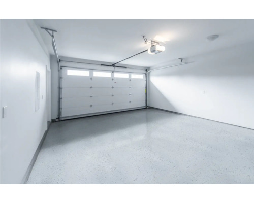 Helle Garage mit Garagentor und Garagentorantrieb