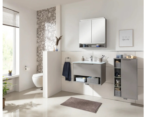 Modernes Badezimmer mit Waschtisch, Spiegelschrank, Toilette und Regal