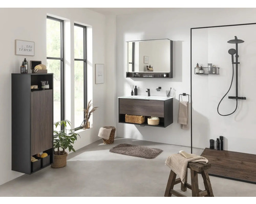 Helles Badezimmer mit Waschtisch, Spiegelschrank, Hochschrank und Dusche