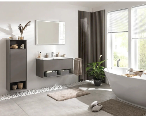 Helles Badezimmer mit Waschbecken, Spiegel, Badewanne und Badmöbeln in Grautönen
