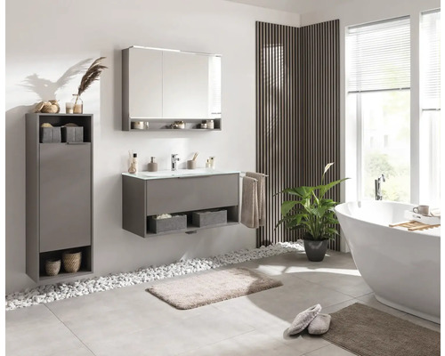 Badezimmer mit Waschtisch, Spiegelschrank, Hochschrank und Badewanne für ein modernes Ambiente