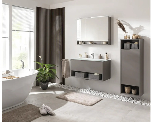 Modernes Badezimmer mit Waschtisch, Spiegelschrank und Hochschrank