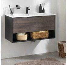 Badezimmer mit Waschbeckenunterschrank, Schublade, Ablagefach und Badaccessoires