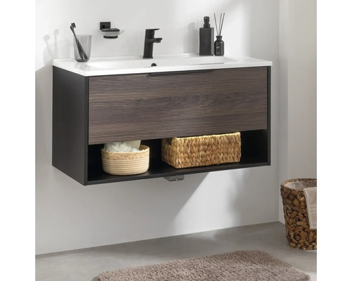 Badezimmer mit Waschbeckenunterschrank, Schublade, Ablagefach und Badaccessoires