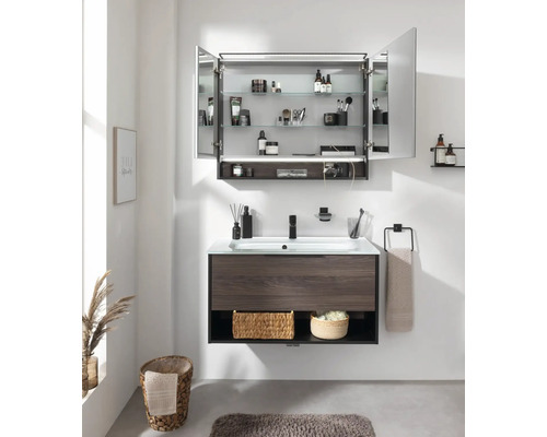 Modernes Badezimmer mit Waschbeckenunterschrank, Spiegelschrank und Accessoires