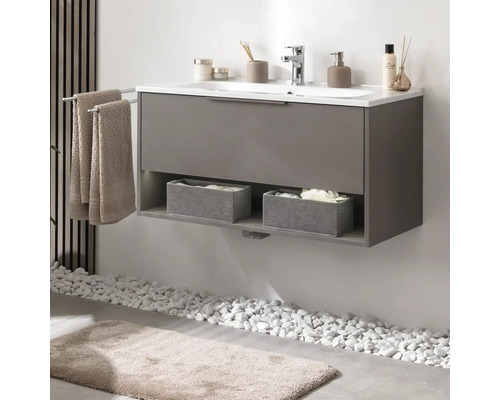 Modernes Badezimmer mit grauem Waschtischunterschrank, Handtuchhalter und Ablagefläche