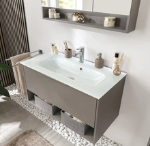Badezimmer mit Waschtischunterschrank, Waschbecken, Armatur, Handtuchhalter und Ablage
