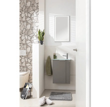 Badezimmer mit Waschbeckenunterschrank, Spiegel und Dekoration