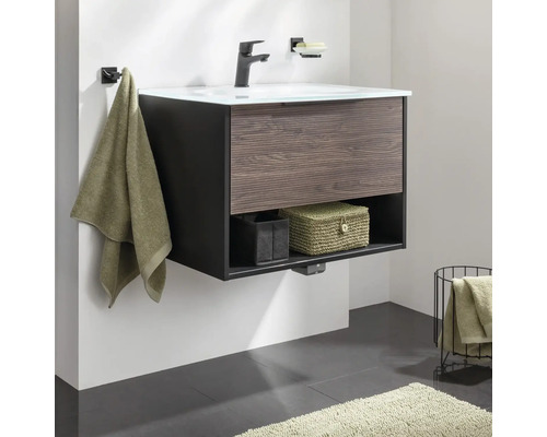 Badezimmer mit Waschbeckenunterschrank, Armatur, Handtuchhalter und Ablagefächern für Badutensilien