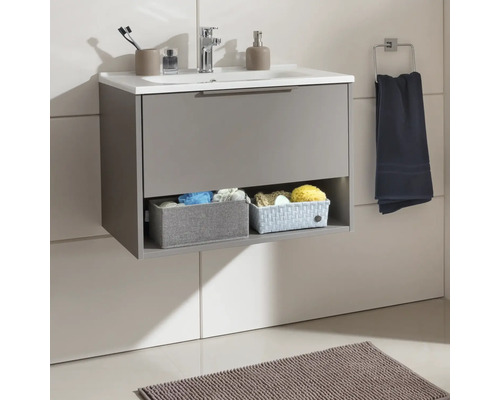 Badezimmer mit Waschbeckenunterschrank, Handtuch und Badteppich