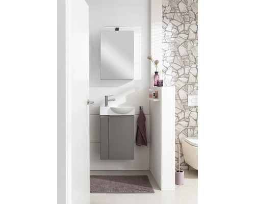 Modernes Badezimmer mit Waschbecken, Unterschrank, Spiegelschrank und Toilette