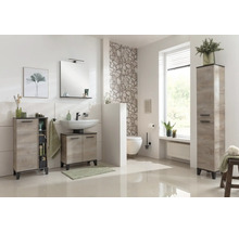 Modernes Badezimmer mit Waschtisch, Spiegel, Unterschrank und Hochschrank