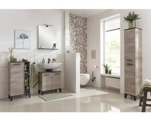 Modernes Badezimmer mit Waschtisch, Spiegel, Unterschrank und Hochschrank