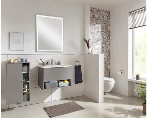 Helles Badezimmer mit Waschbeckenunterschrank, Spiegelschrank und Hochschrank für ein organisiertes Ambiente