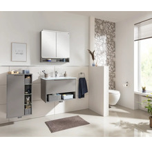 Modernes Badezimmer mit Waschtisch, Spiegelschrank und Hängeschrank für Badezimmerzubehör.