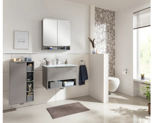 Modernes Badezimmer mit Waschtisch, Spiegelschrank und Hängeschrank für Badezimmerzubehör.