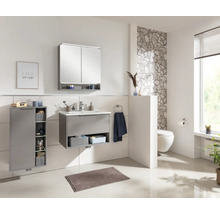 Badezimmer mit Waschtisch, Spiegelschrank, Hochschrank und Toilette in hellem Design