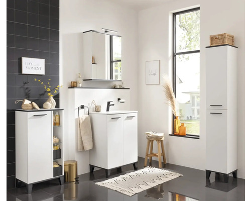 Badezimmer mit weißem Waschtisch, Spiegelschrank, Unterschrank und Hochschrank