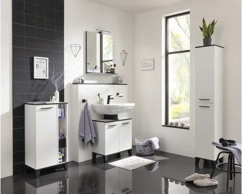 Modernes Badezimmer mit Waschbecken, Spiegel, Schrank und schwarzen Akzenten