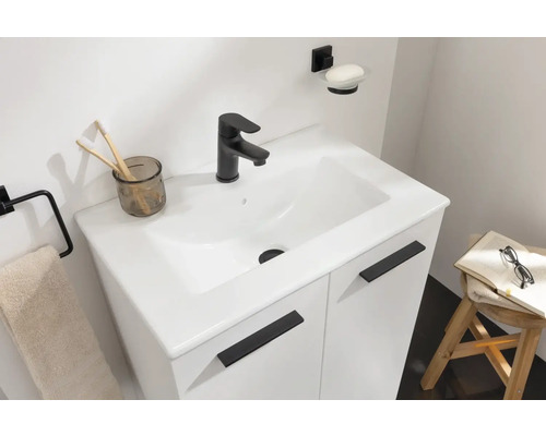 Modernes Badezimmer mit Waschbeckenunterschrank, Armatur, Handtuchhalter, Seifenschale und Dekoration