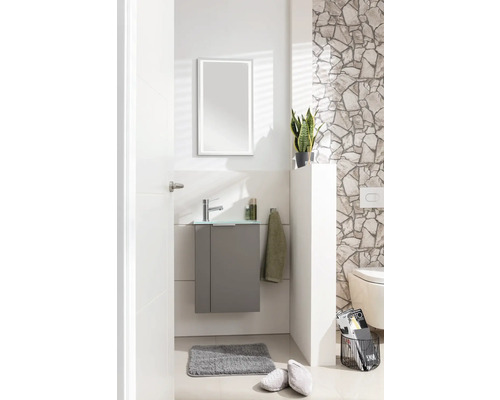 Modernes Badezimmer mit Waschbeckenunterschrank, Spiegel und Dekoration