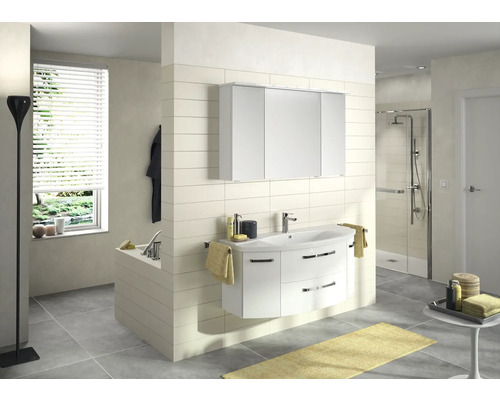 Helles Badezimmer mit Waschtisch, Spiegelschrank, Badewanne und Dusche.