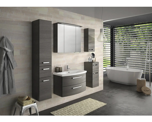 Helles Badezimmer mit Waschtisch, Spiegelschrank und Badewanne.