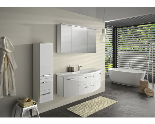 Helles Badezimmer mit Waschtisch, Spiegelschrank, Hochschrank und Badewanne.