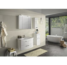 Helles Badezimmer mit Waschtisch, Spiegelschrank und freistehender Badewanne für ein modernes Ambiente